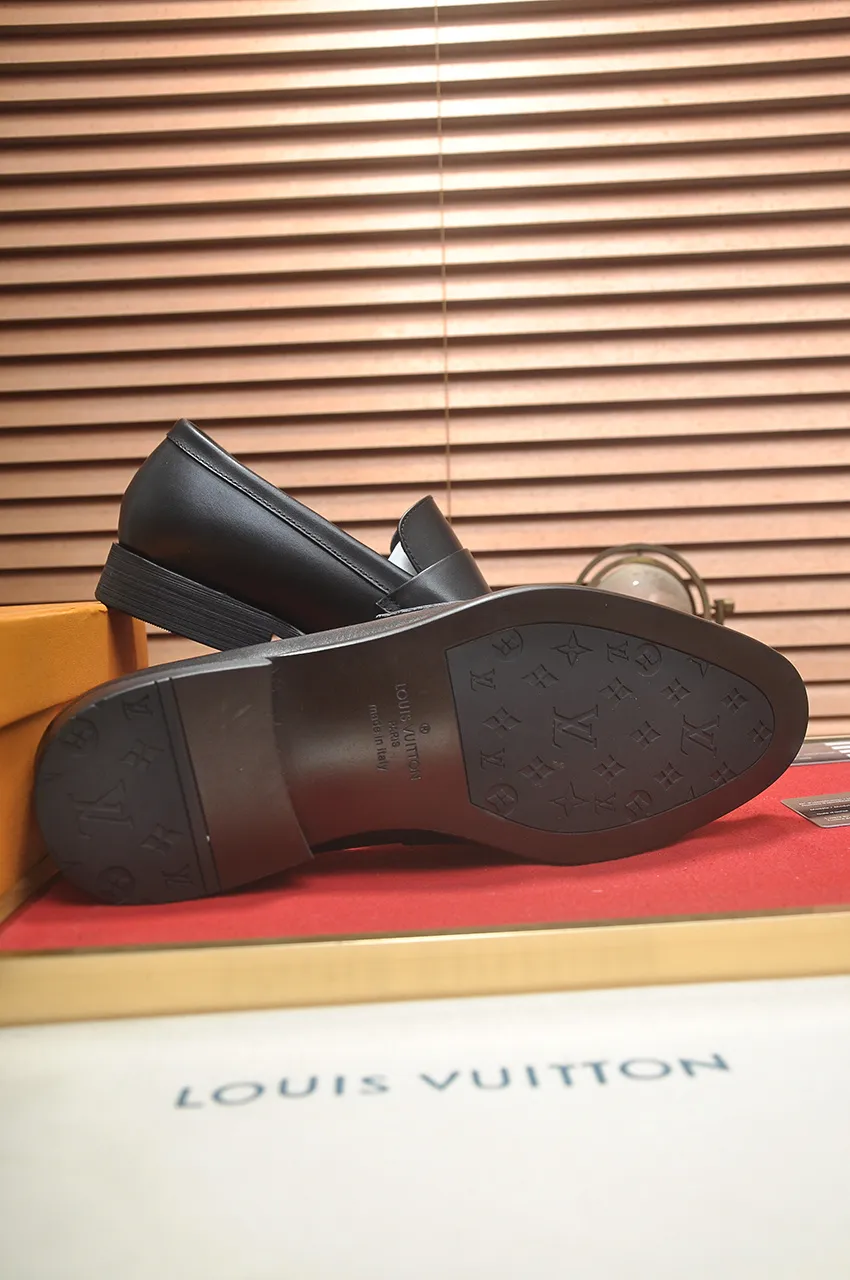 Men's men's shoes 💰540💶 [LV] (original single cowhide lining) 🍀LV's latest genuine leather business suit shoes are launched simultaneously on the official website. The first-layer cowhide imported from Italy is made of heavy gold, 💥official website 1:1 rubber outsole. Versatile to wear, high-end without losing class, and the color combination is extraordinary. This four-season style is alluring when worn on your feet, showing off your big-name flair. Standard code 38-45 (45 customized)